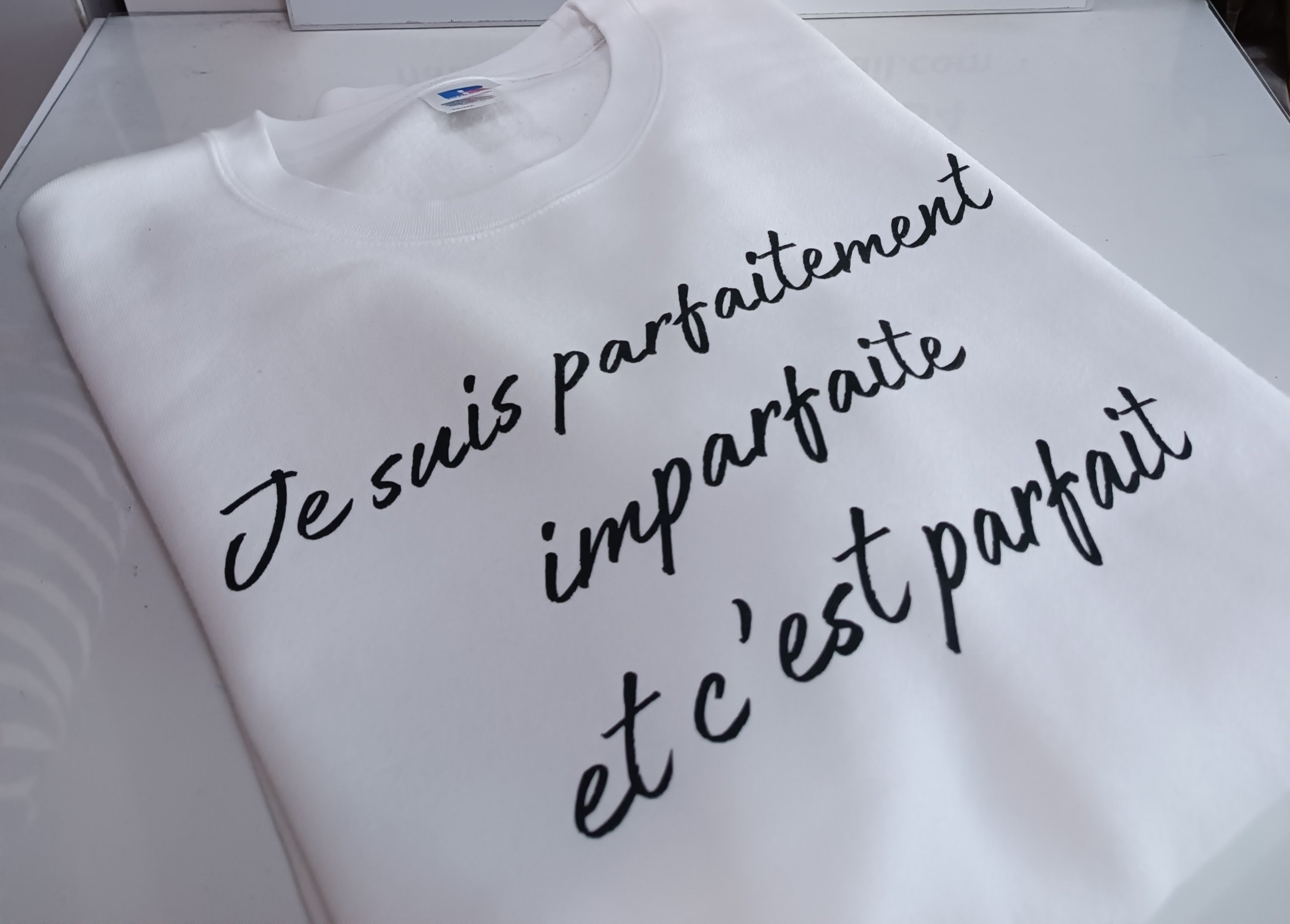 Sweat blanc "Je suis parfaitement parfaite et c'est parfait"