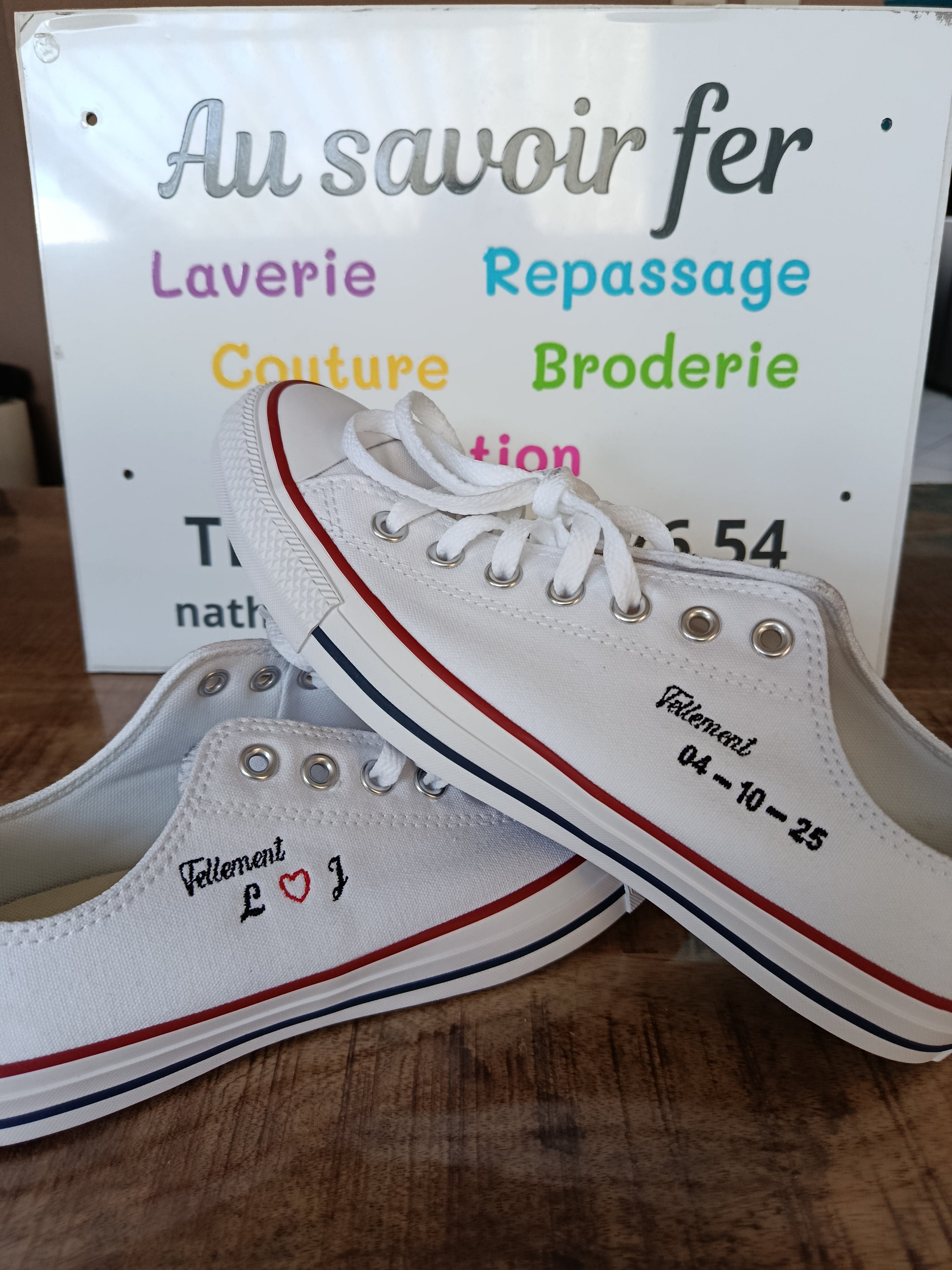 Broderies sur baskets pour mariage