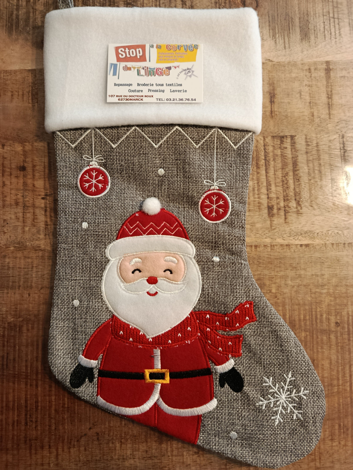 Chaussette de Noël grise motif père Noël brodée.