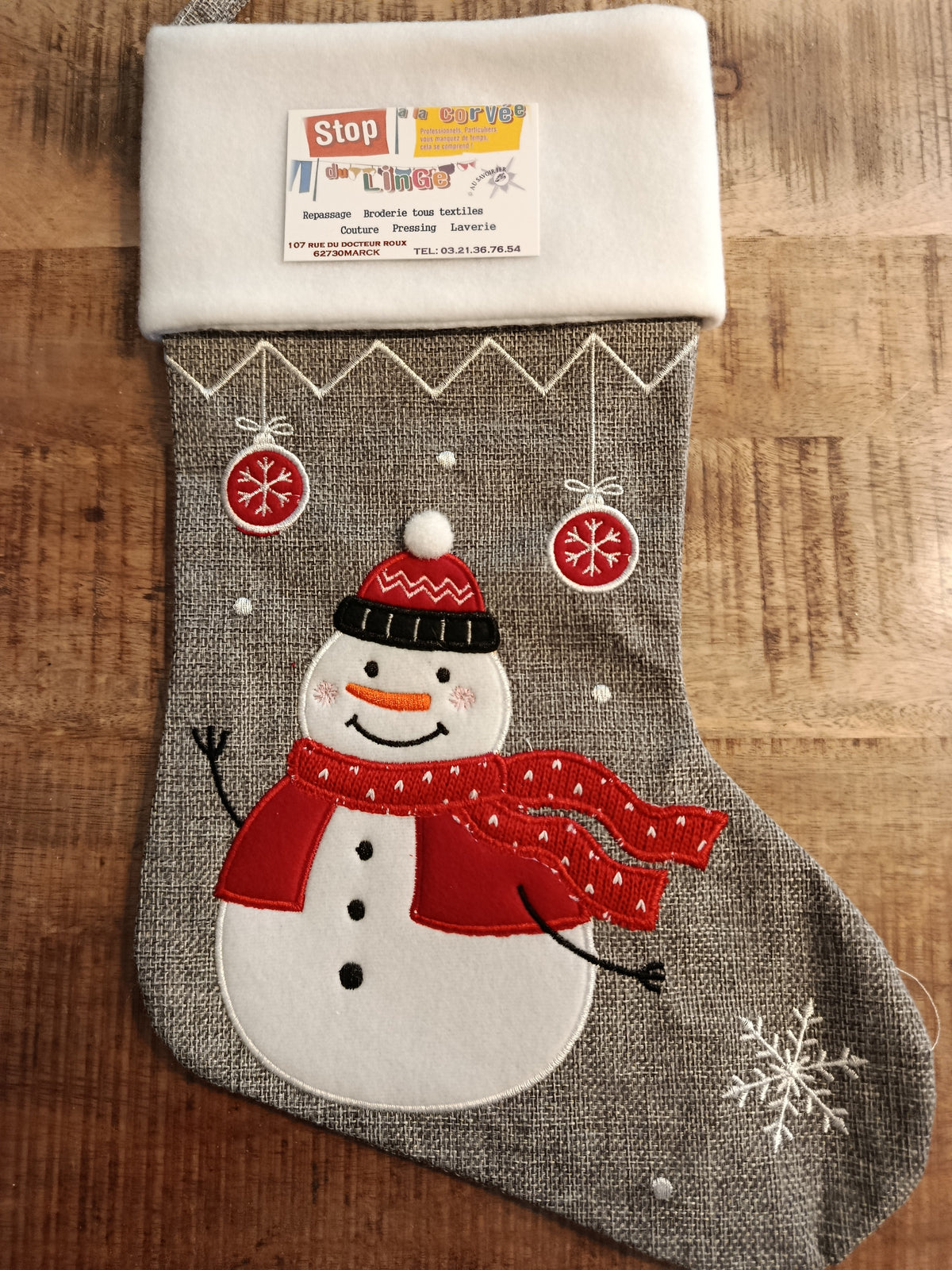 Chaussette de Noël grise motif bonhomme de neige brodée.