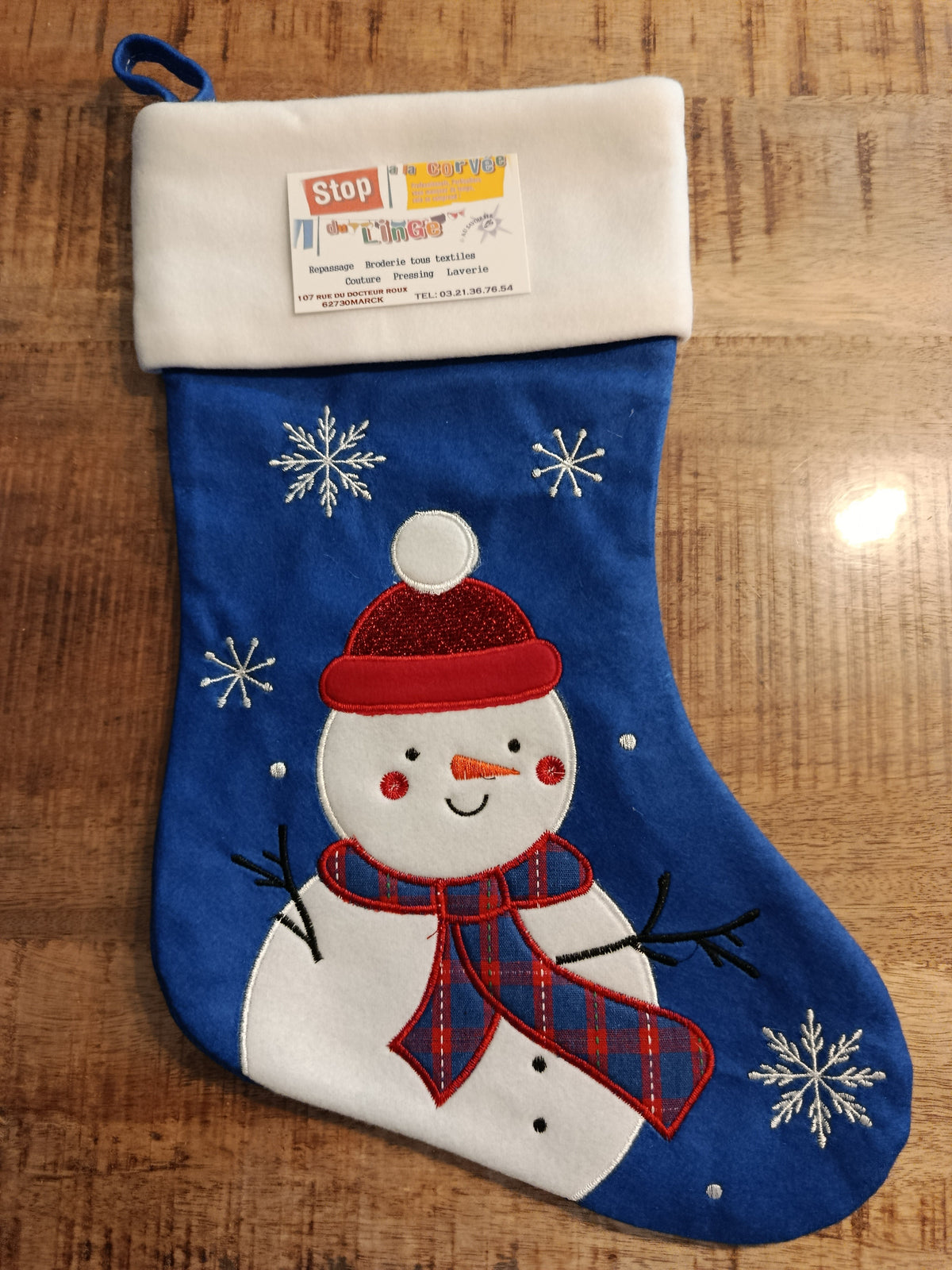 Chaussette de Noël bleu motif bonhomme de neige brodée.