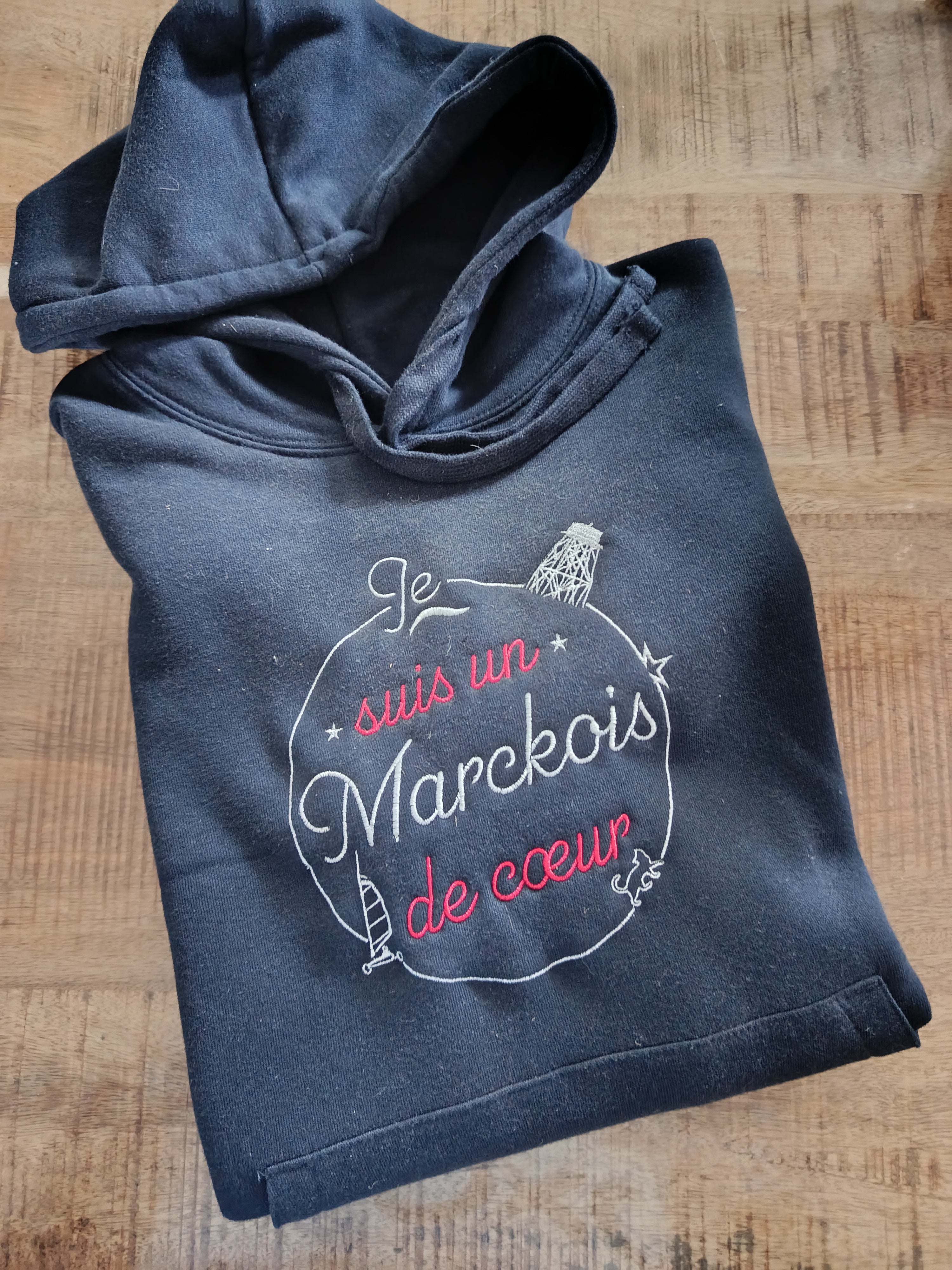 Sweat capuche marine brodé - "Je suis un(e) Marckois(e) de cœur"