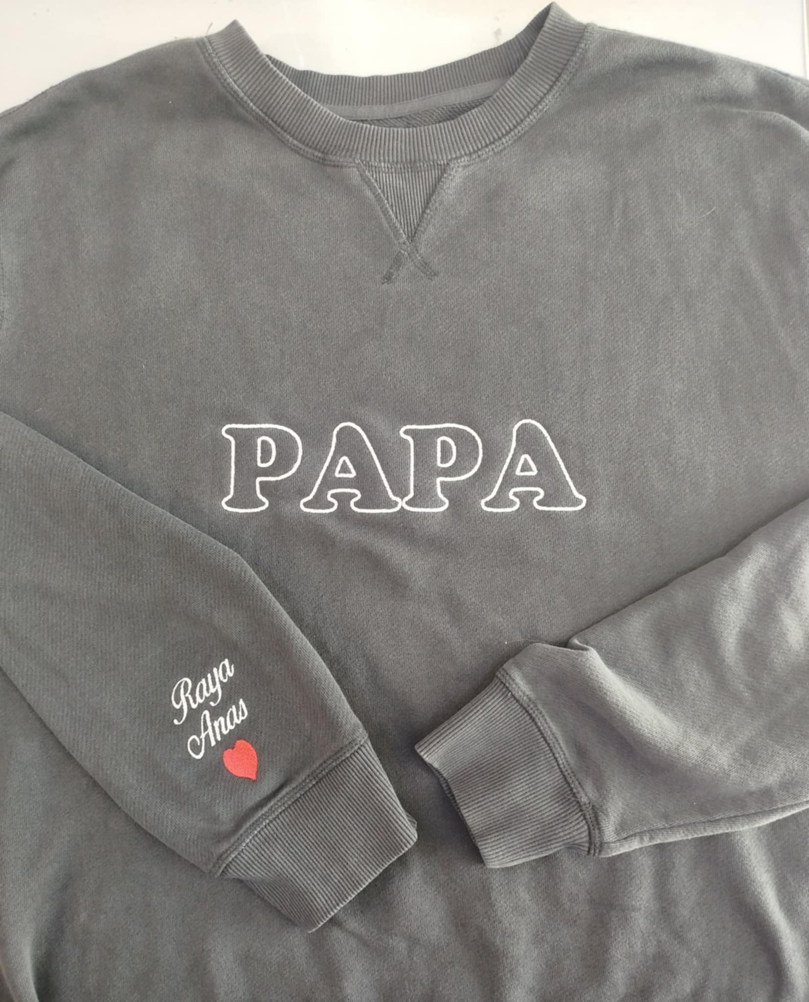 Sweat brodé PAPA - Personnalisé avec les prénoms des enfants